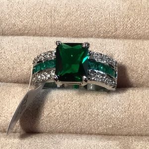 Beautiful Green EmeraldLarge Gemstone w/ smaller
